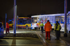 Tramwaj nr 10 wjechał w bok autobusu nr 107. Cztery osoby są lekko ranne